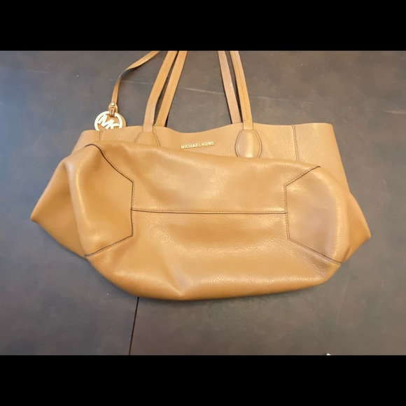 Michael Kors Reversible Handbag w/ Removal Matching Wristlet (inside) - Picture 9 of 9